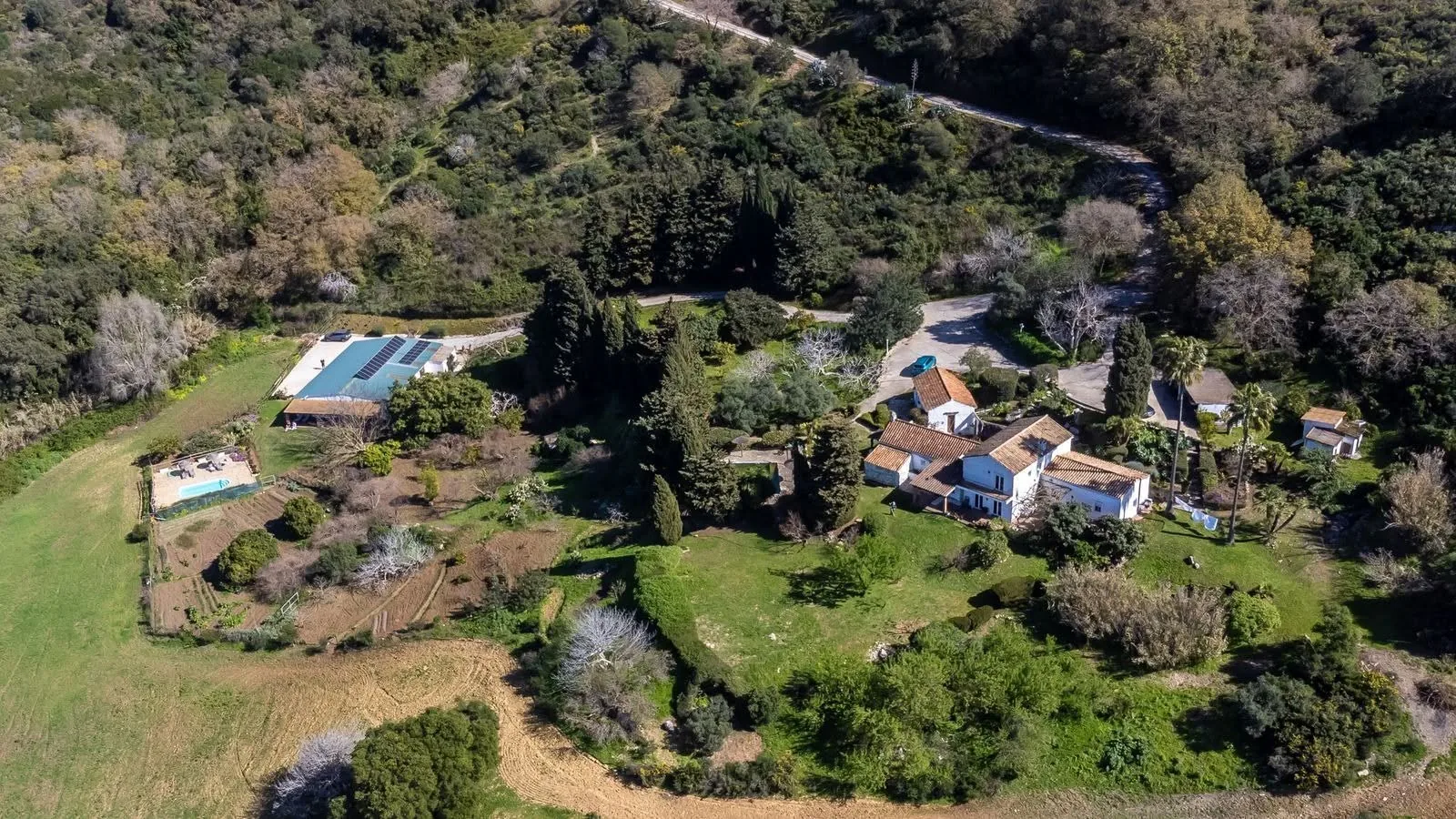 Wide view of the La Fuente estate and gardens